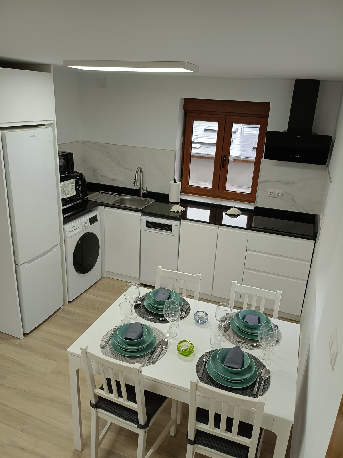 Cocina y mesa de comedor