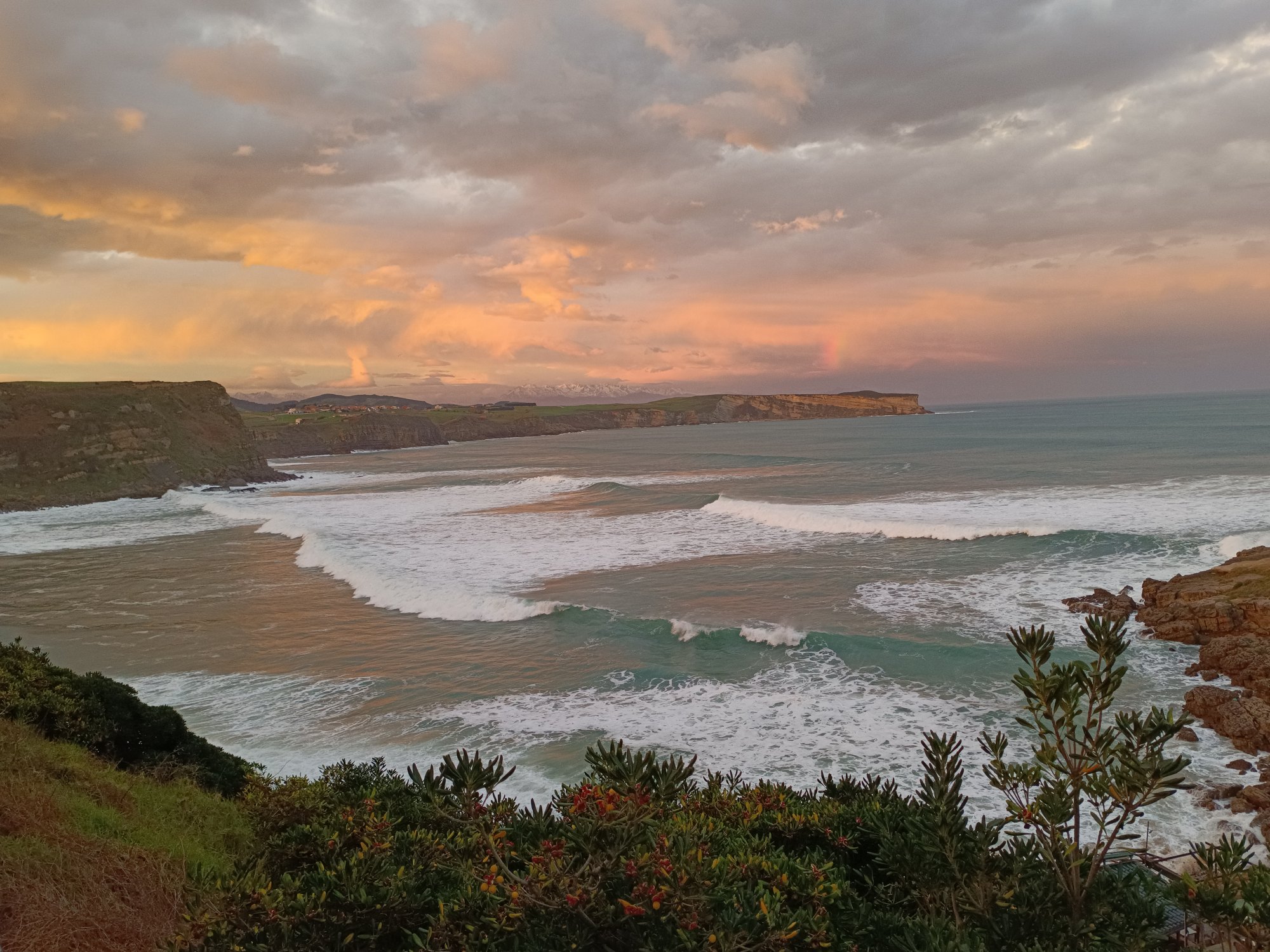 Paisaje de la costa de Suances al atardecer